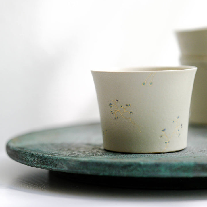 Hiromi Suzuki, Becher, japanische Keramik aus Mashiko, graugrün mit Blüten (HS02)