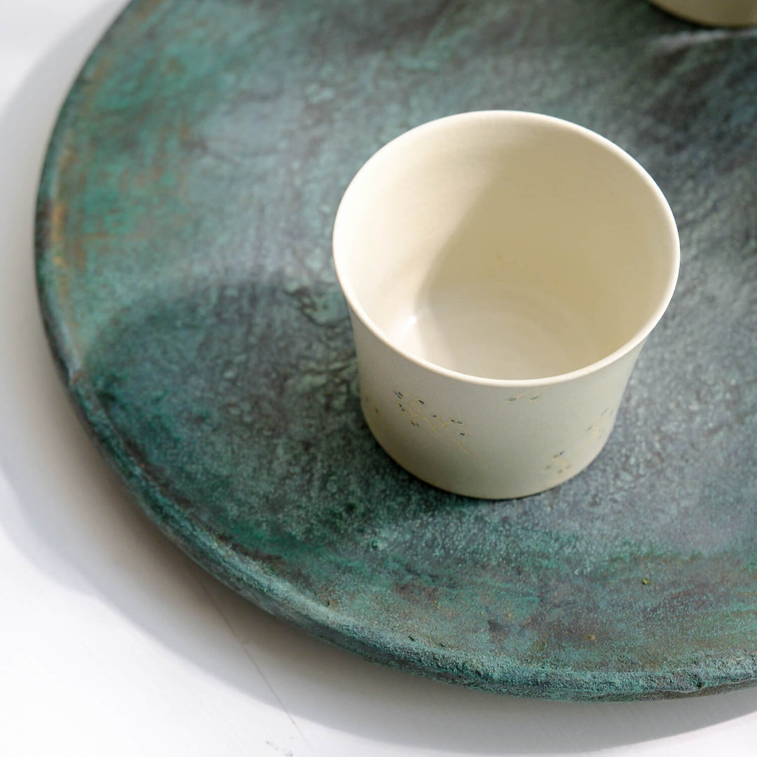 Hiromi Suzuki, Becher, japanische Keramik aus Mashiko, graugrün mit Blüten (HS02)