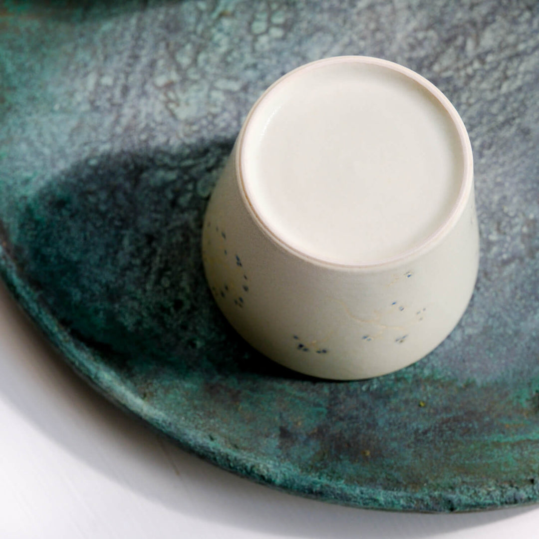 Hiromi Suzuki, Becher, japanische Keramik aus Mashiko, graugrün mit Blüten (HS02)