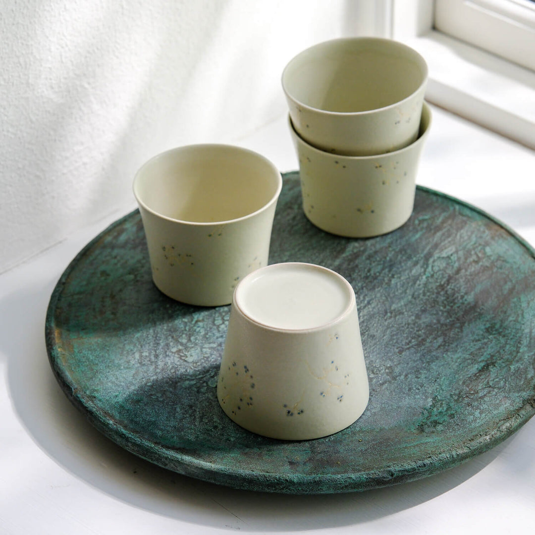 Hiromi Suzuki, Becher, japanische Keramik aus Mashiko, graugrün mit Blüten (HS02)