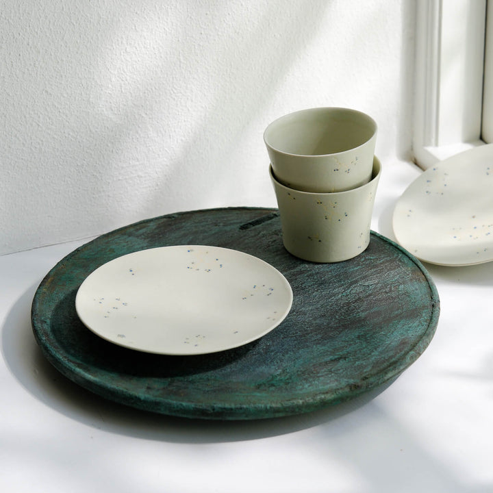 Hiromi Suzuki, Teller Ø 15 cm, japanische Keramik aus Mashiko, graugrün mit Blüten (HS04)