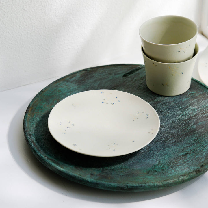 Hiromi Suzuki, Teller Ø 15 cm, japanische Keramik aus Mashiko, graugrün mit Blüten (HS04)