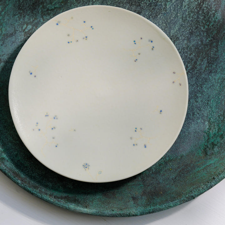 Hiromi Suzuki, Teller Ø 15 cm, japanische Keramik aus Mashiko, graugrün mit Blüten (HS04)