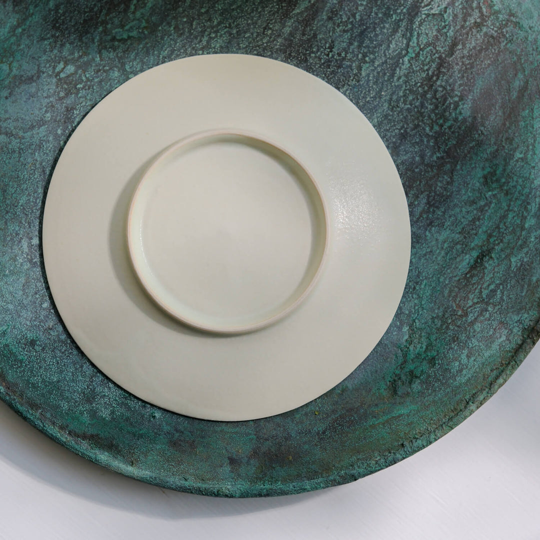 Hiromi Suzuki, Teller Ø 15 cm, japanische Keramik aus Mashiko, graugrün mit Blüten (HS04)