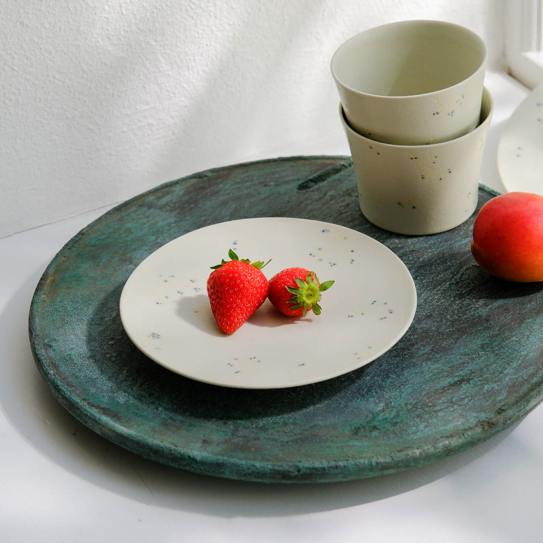 Hiromi Suzuki, Teller Ø 15 cm, japanische Keramik aus Mashiko, graugrün mit Blüten (HS04)