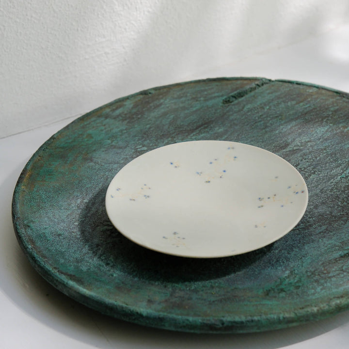 Hiromi Suzuki, Teller Ø 14 cm, japanische Keramik aus Mashiko, graugrün mit Blüten (HS05)