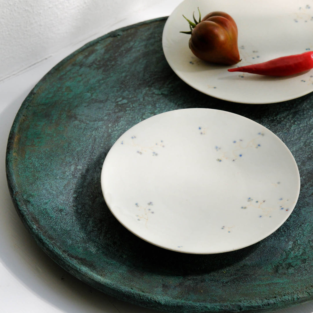 Hiromi Suzuki, Teller Ø 14 cm, japanische Keramik aus Mashiko, graugrün mit Blüten (HS05)