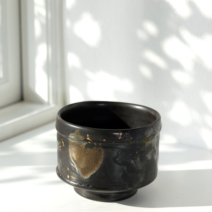 Karin Bablok, Matcha Schale, Porzellan, schwarz mit Gold (KB03)