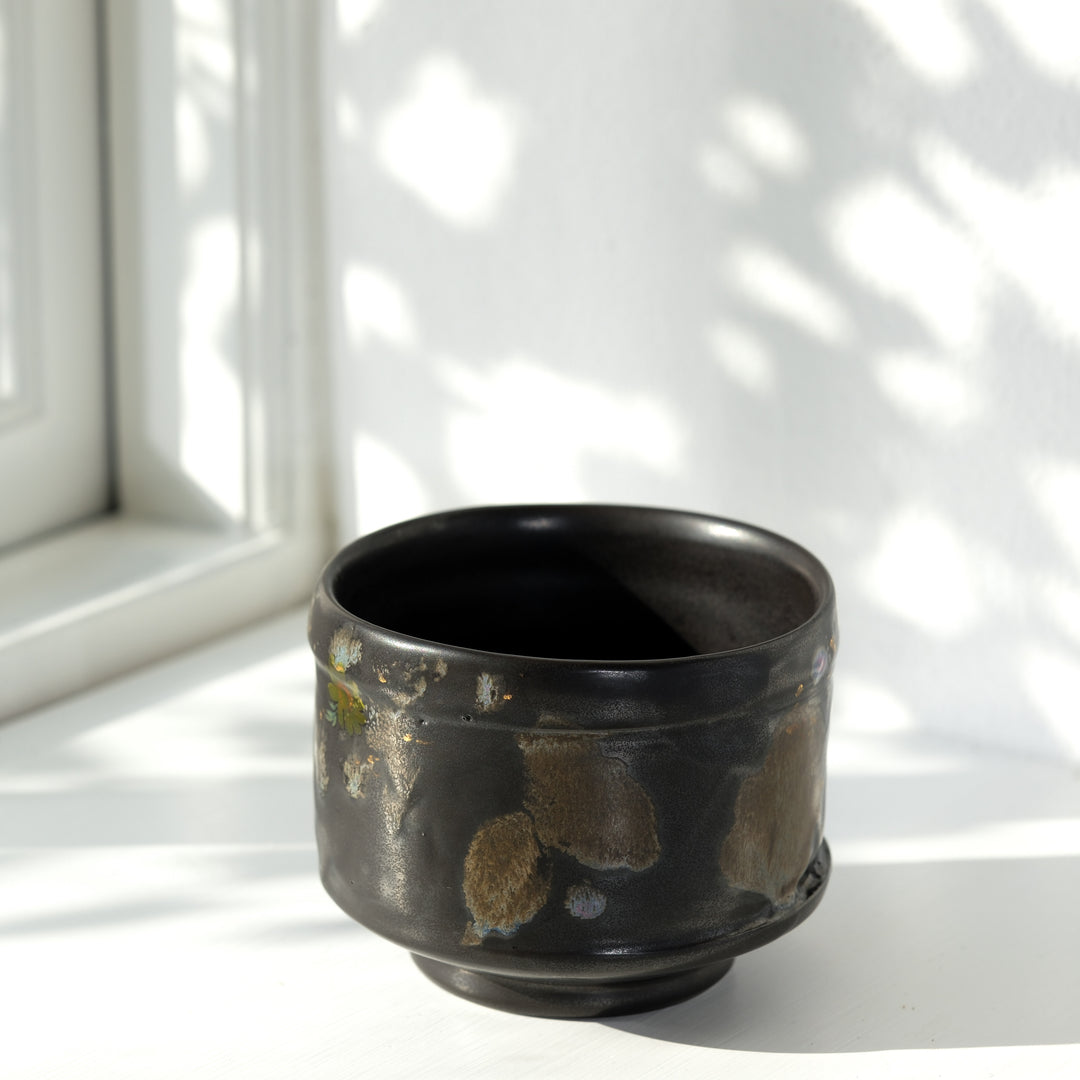 Karin Bablok, Matcha Schale, Porzellan, schwarz mit Gold (KB03)