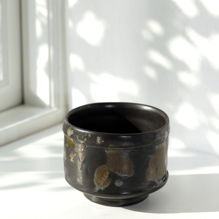 Karin Bablok, Matcha Schale, Porzellan, schwarz mit Gold (KB03)