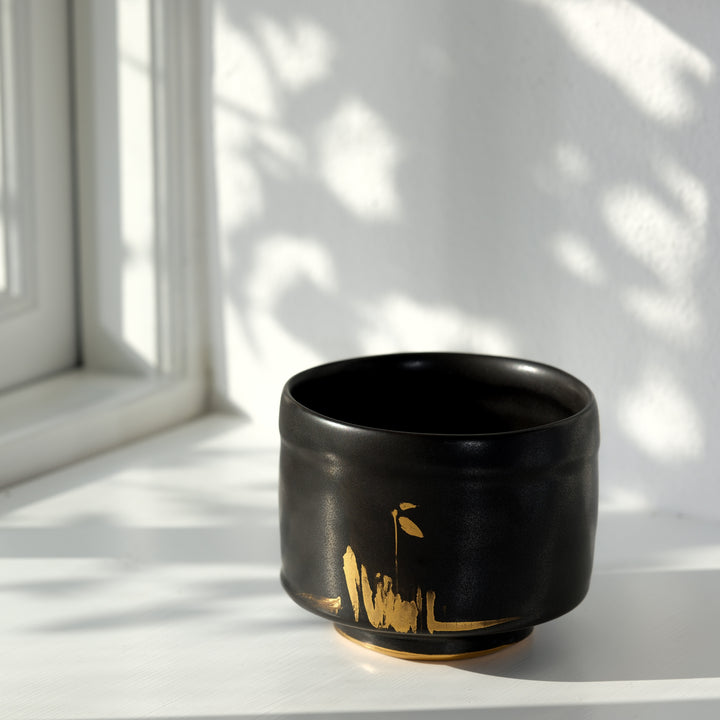 Karin Bablok, Matcha Schale, Porzellan, schwarz mit Gold (KB04)