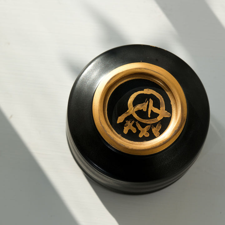 Karin Bablok, Matcha Schale, Porzellan, schwarz mit Gold (KB04)