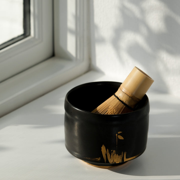 Karin Bablok, Matcha Schale, Porzellan, schwarz mit Gold (KB04)