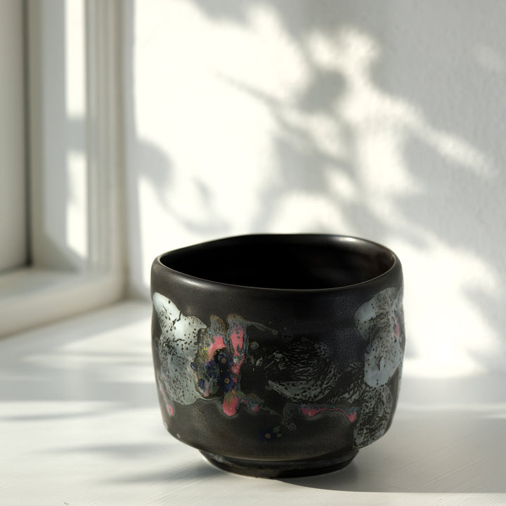 Karin Bablok, Matcha Schale, Porzellan, schwarz mit Blumen (KB06)