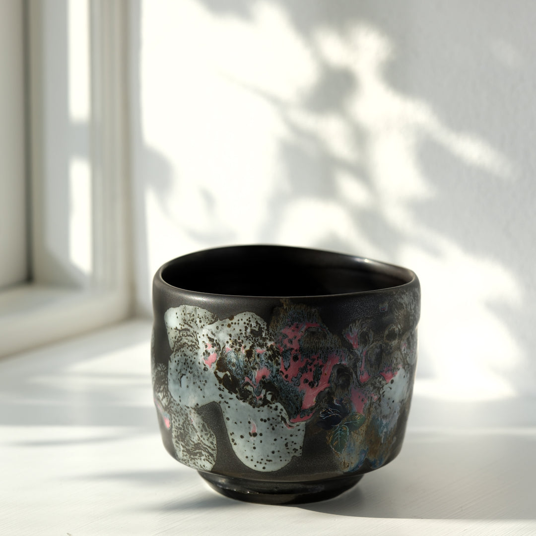 Karin Bablok, Matcha Schale, Porzellan, schwarz mit Blumen (KB06)