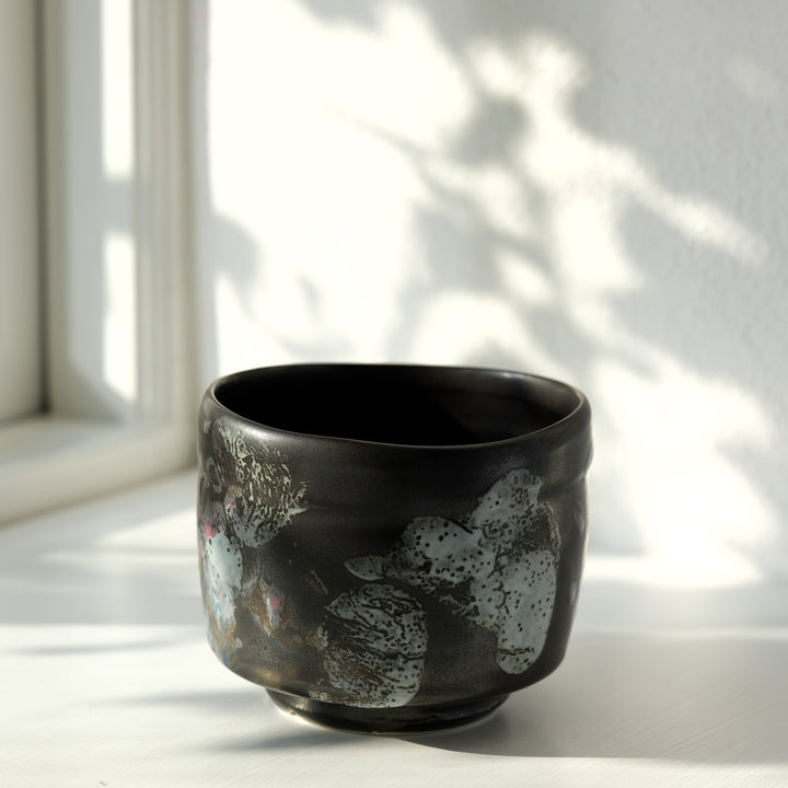 Karin Bablok, Matcha Schale, Porzellan, schwarz mit Blumen (KB06)