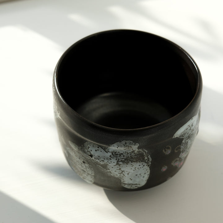 Karin Bablok, Matcha Schale, Porzellan, schwarz mit Blumen (KB06)