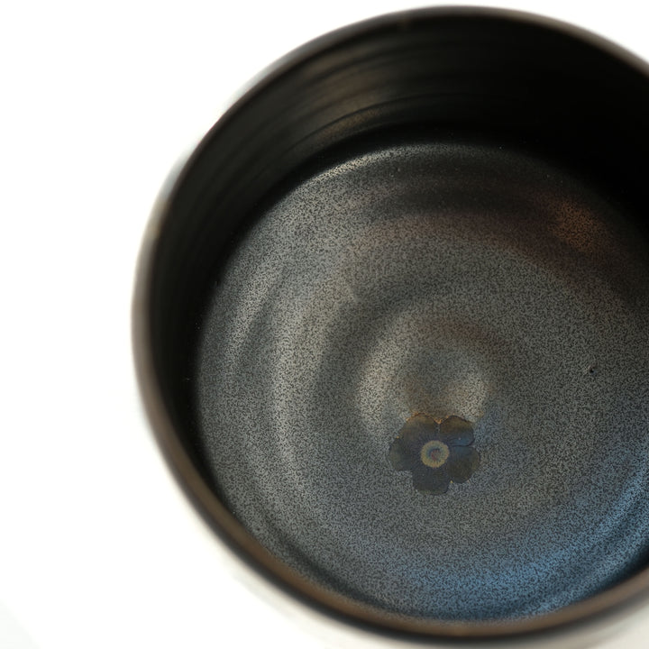 Karin Bablok, Matcha Schale, Porzellan, schwarz mit Blumen (KB06)