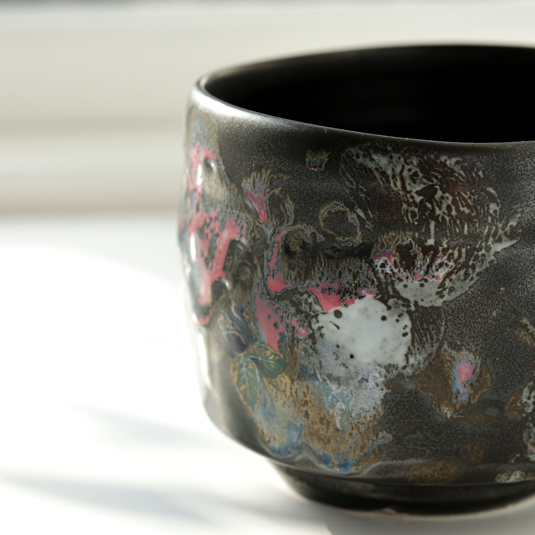 Karin Bablok, Matcha Schale, Porzellan, schwarz mit Blumen (KB06)