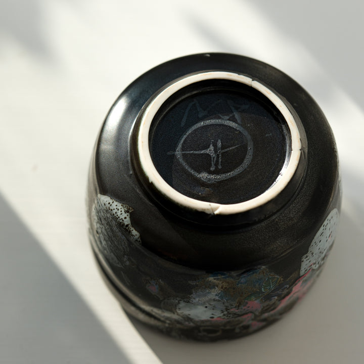 Karin Bablok, Matcha Schale, Porzellan, schwarz mit Blumen (KB06)