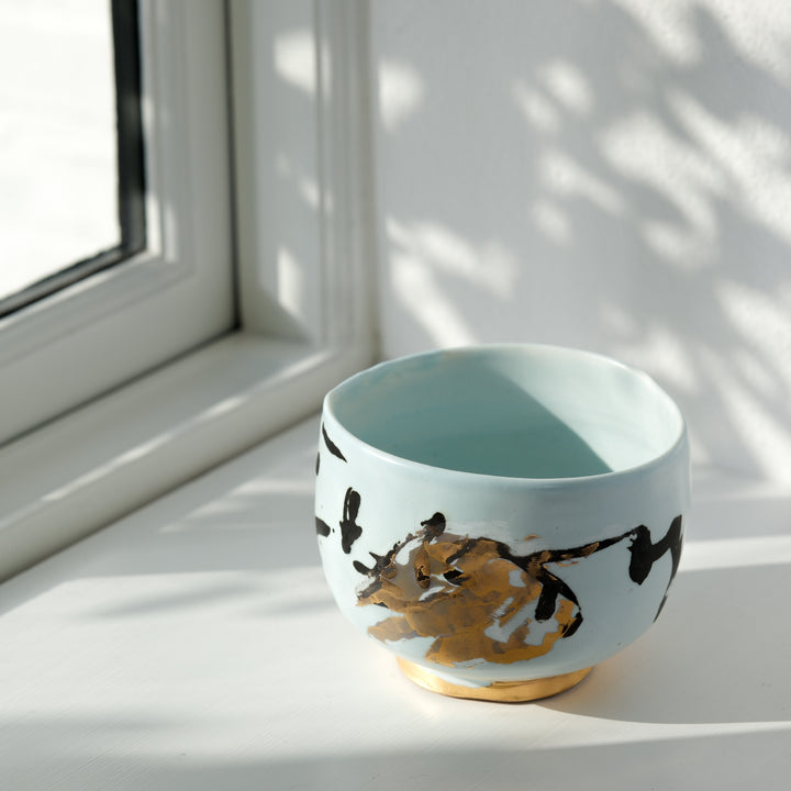 Karin Bablok, Matcha Schale, Porzellan, blau mit Blumen (KB07)
