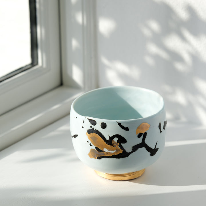 Karin Bablok, Matcha Schale, Porzellan, blau mit Blumen (KB07)
