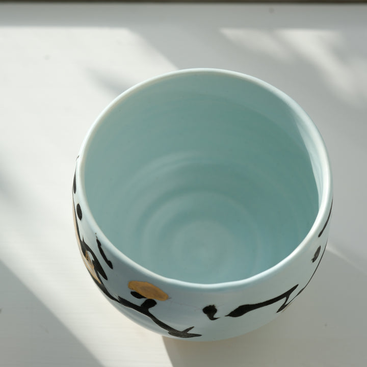 Karin Bablok, Matcha Schale, Porzellan, blau mit Blumen (KB07)