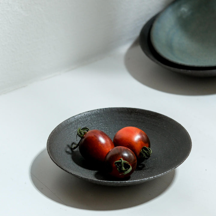 Saeam Kwon, Teller 16 cm,  handfertigte Keramik | matt-schwarz (SK28)