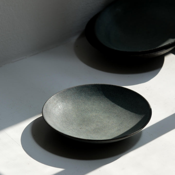 Saeam Kwon, Teller 16 cm, handgefertigte Keramik | petrol-grau (SK27)