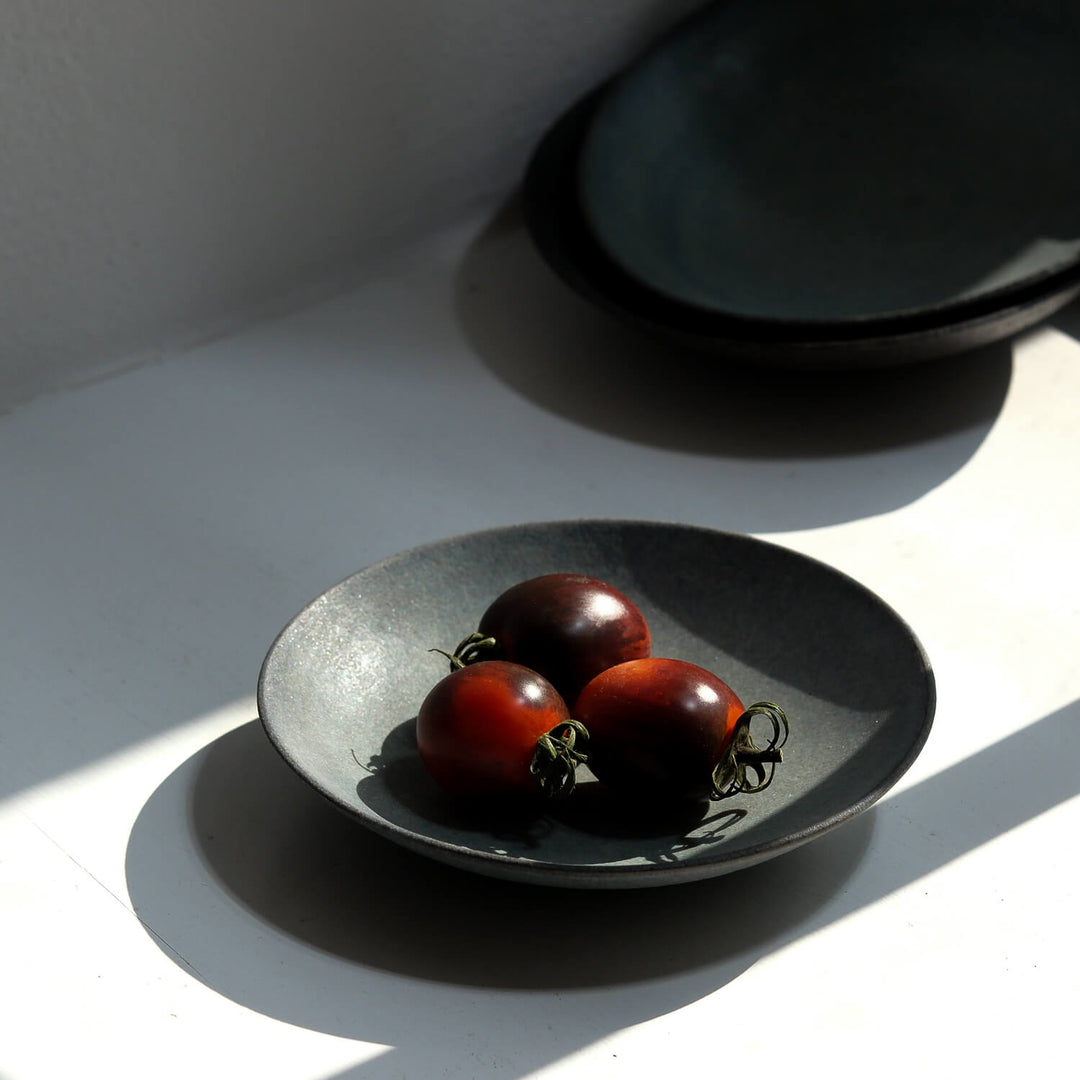 Saeam Kwon, Teller 16 cm, handgefertigte Keramik | petrol-grau (SK27)
