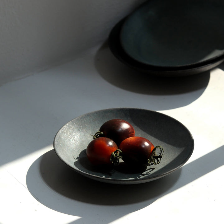 Saeam Kwon, Teller 16 cm, handgefertigte Keramik | petrol-grau (SK27)