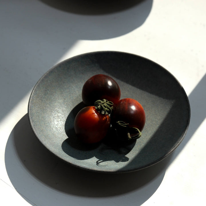 Saeam Kwon, Teller 16 cm, handgefertigte Keramik | petrol-grau (SK27)