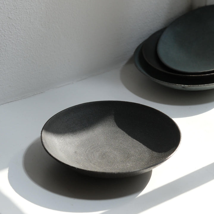 Saeam Kwon, Teller 18 cm, handfertigte Keramik | matt-schwarz (SK30)