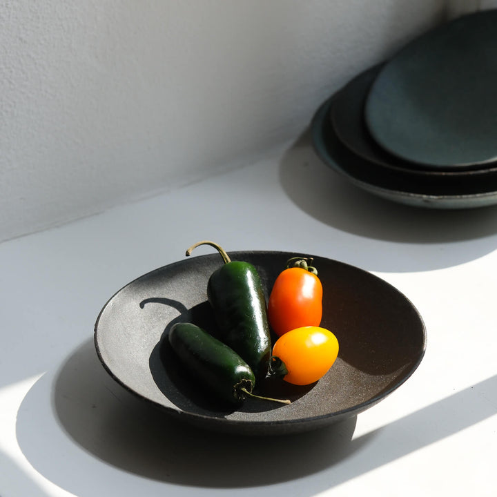 Saeam Kwon, Teller 18 cm, handfertigte Keramik | matt-schwarz (SK30)