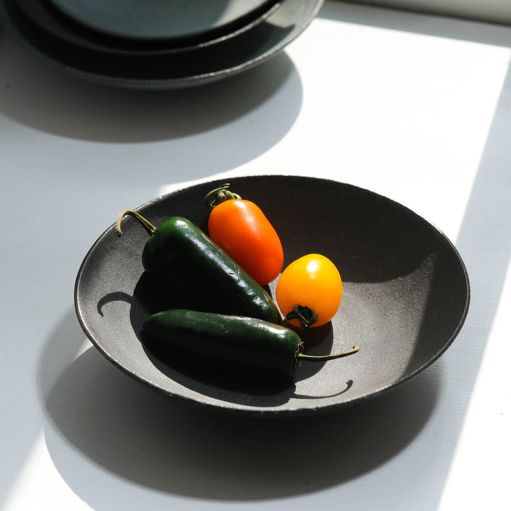 Saeam Kwon, Teller 18 cm, handfertigte Keramik | matt-schwarz (SK30)
