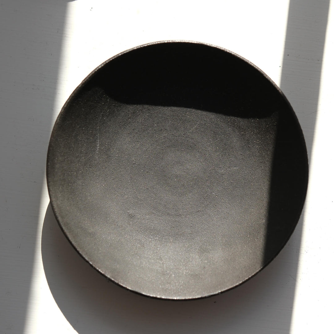 Saeam Kwon, Teller 18 cm, handfertigte Keramik | matt-schwarz (SK30)