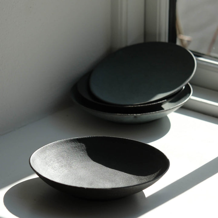 Saeam Kwon, Teller 18 cm, handfertigte Keramik | matt-schwarz (SK30)
