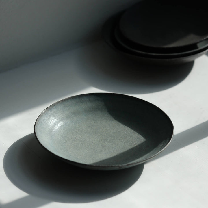 Saeam Kwon, Teller 18 cm, handfertigte Keramik | petrol-grau (SK29)