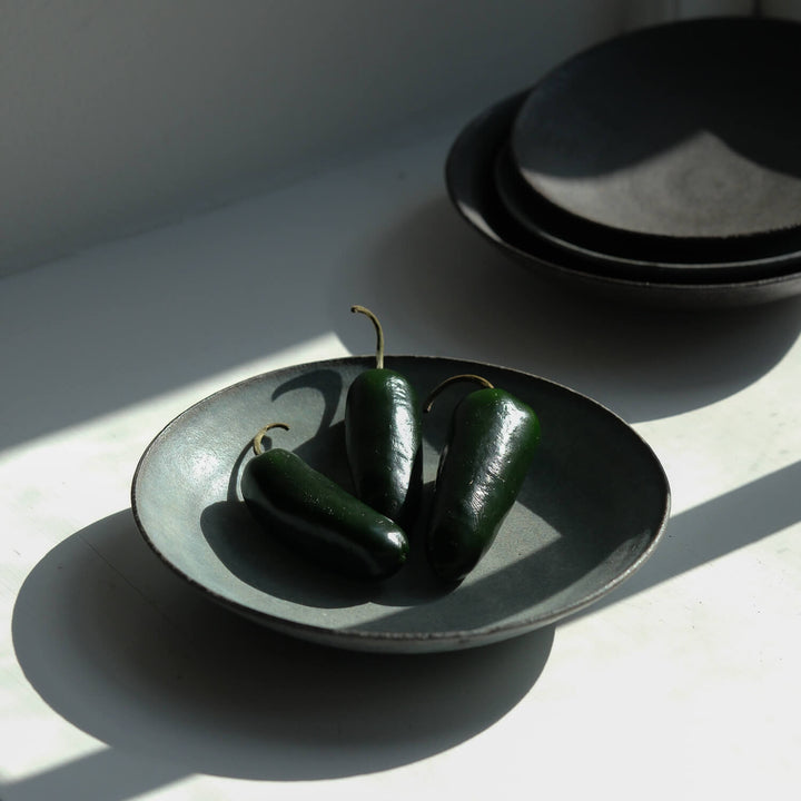 Saeam Kwon, Teller 18 cm, handfertigte Keramik | petrol-grau (SK29)