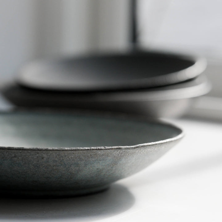 Saeam Kwon, Teller 18 cm, handfertigte Keramik | petrol-grau (SK29)