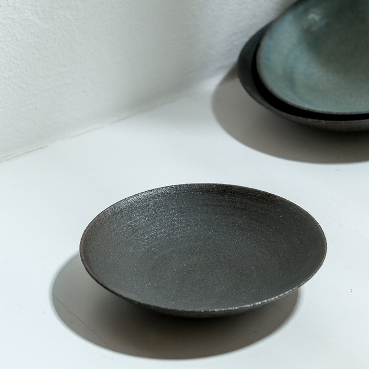 Saeam Kwon, Teller 16 cm,  handfertigte Keramik | matt-schwarz (SK28)