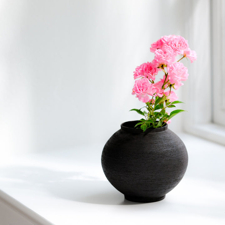 Saeam Kwon, ceramic, vase, Moon Jar | matt black (SK16)