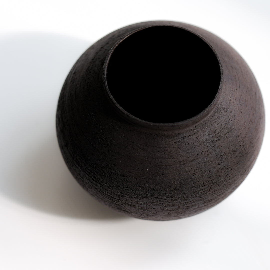 Saeam Kwon, ceramic, vase, Moon Jar | matt black (SK16)