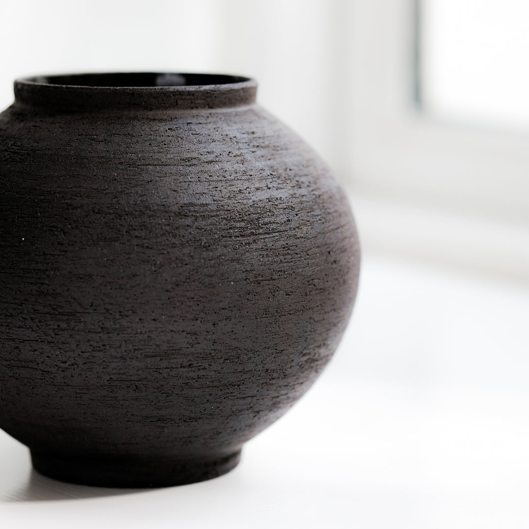 Saeam Kwon, ceramic, vase, Moon Jar | matt black (SK16)