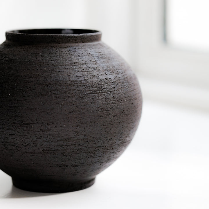 Saeam Kwon, ceramic, vase, Moon Jar | matt black (SK16)
