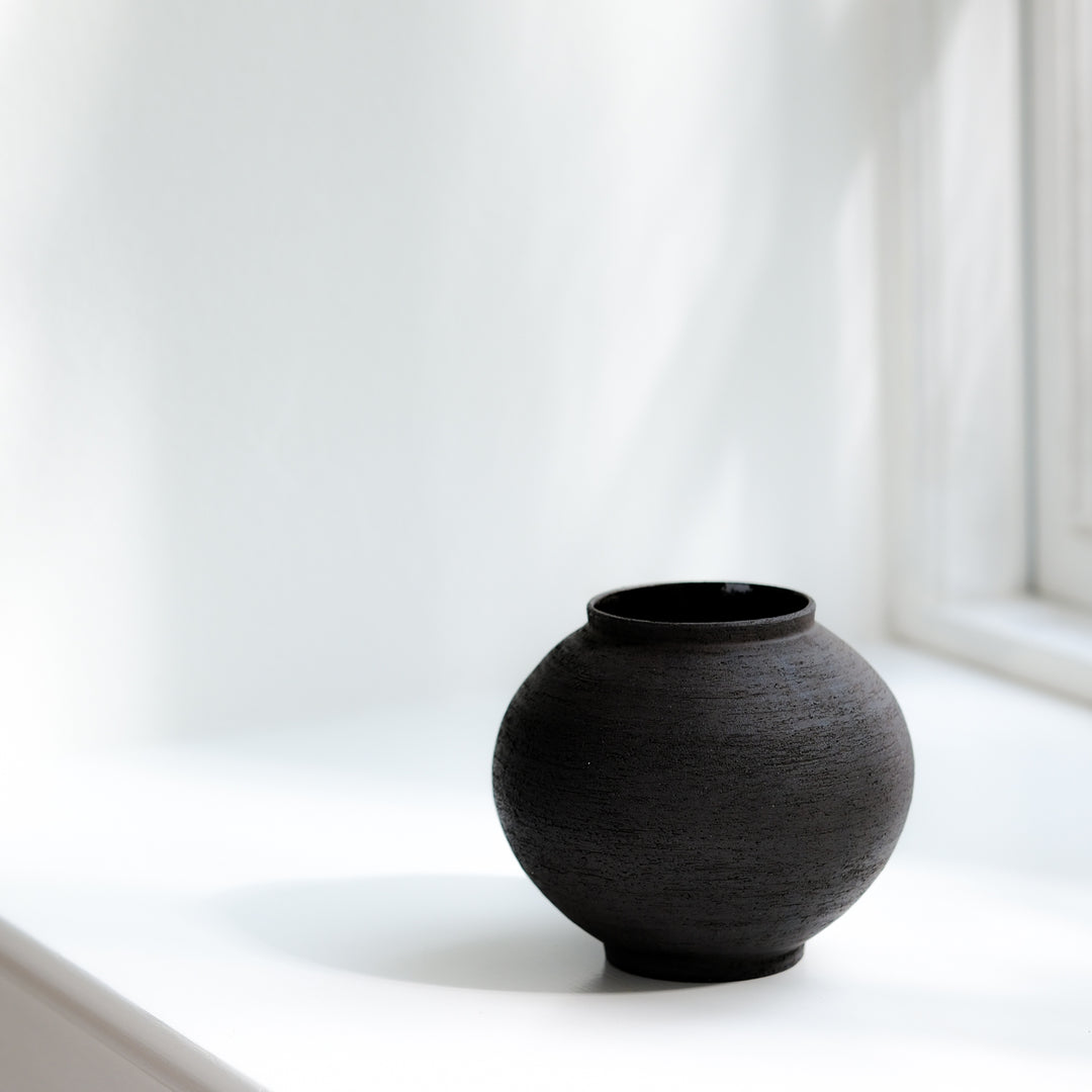 Saeam Kwon, ceramic, vase, Moon Jar | matt black (SK16)