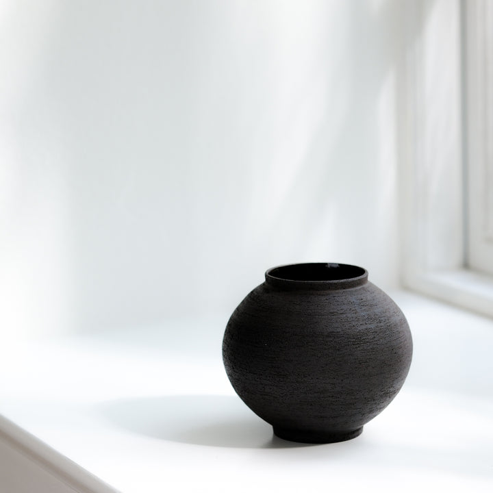 Saeam Kwon, ceramic, vase, Moon Jar | matt black (SK16)