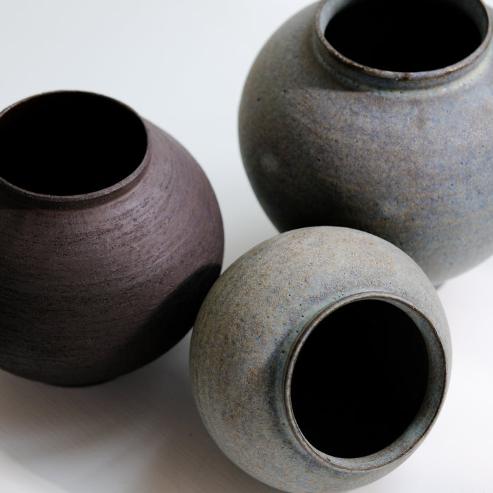 Saeam Kwon, ceramic, vase, Moon Jar | matt black (SK16)