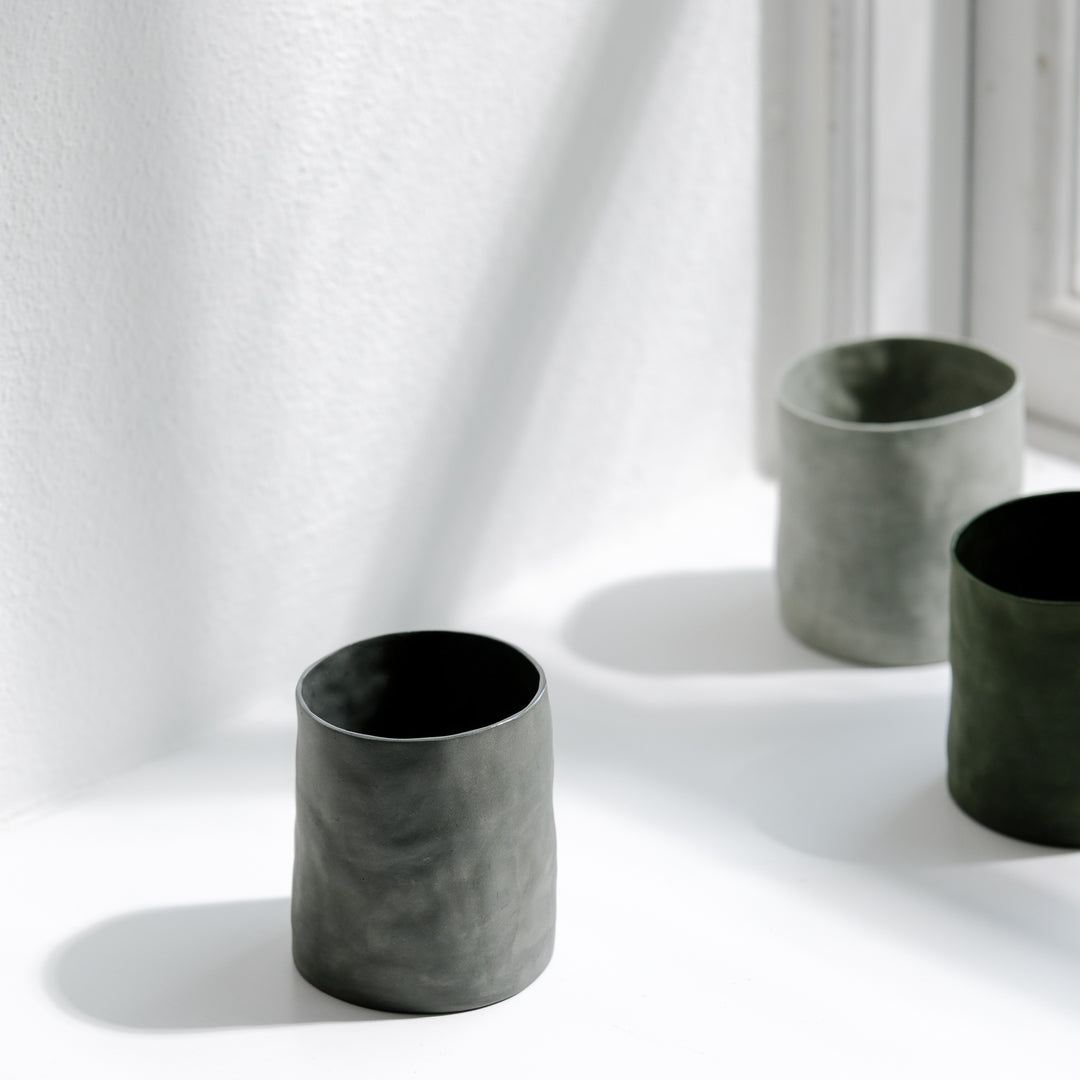 Silke Wellmeier, Becher Porzellan anthrazit-grau | haptik.de