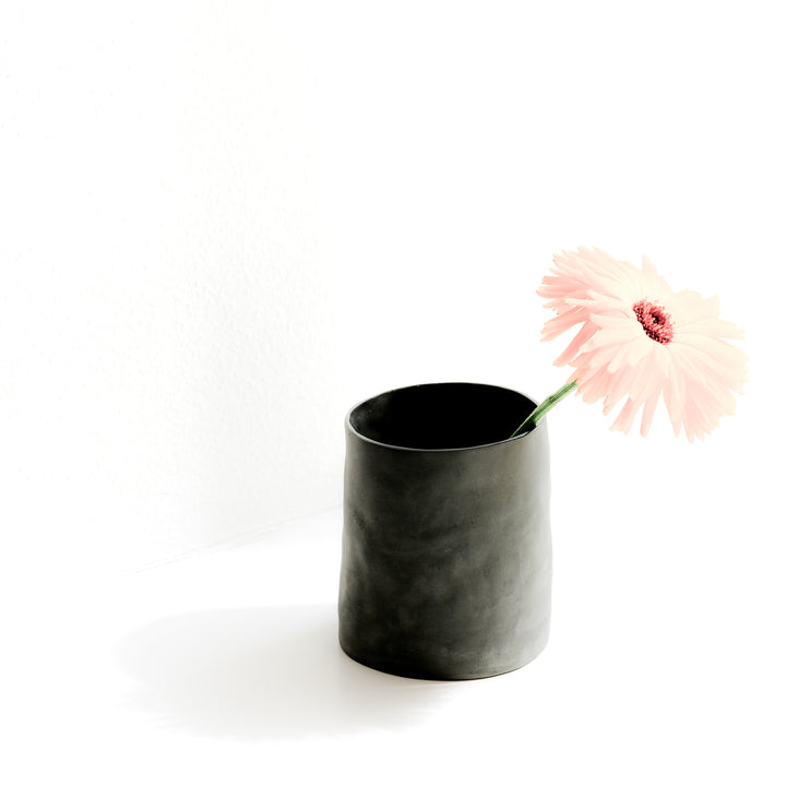 Silke Wellmeier, Becher Porzellan anthrazit-grau, Blume | haptik.de